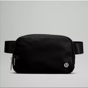 Lululemon Everywhere belt bag